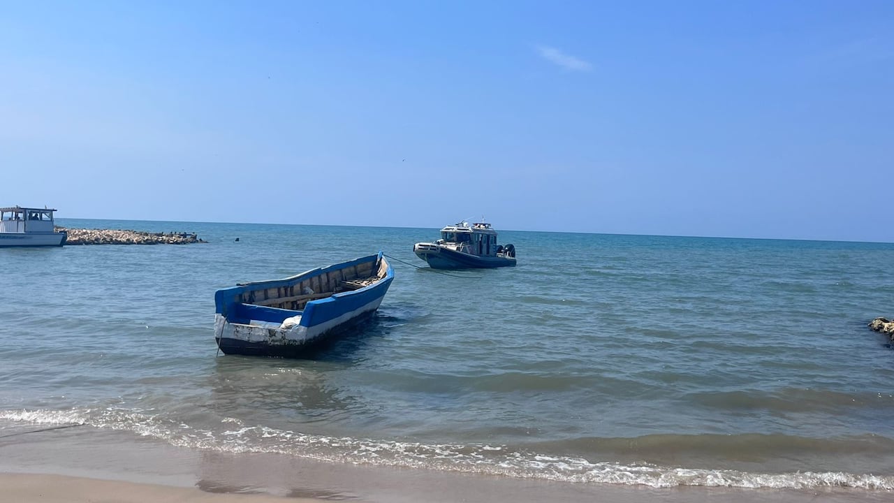 Colisión de dos embarcaciones dejó a cuatro pescadores a la deriva; tres fueron rescatados por la Armada y el otro fue hallado sin vida