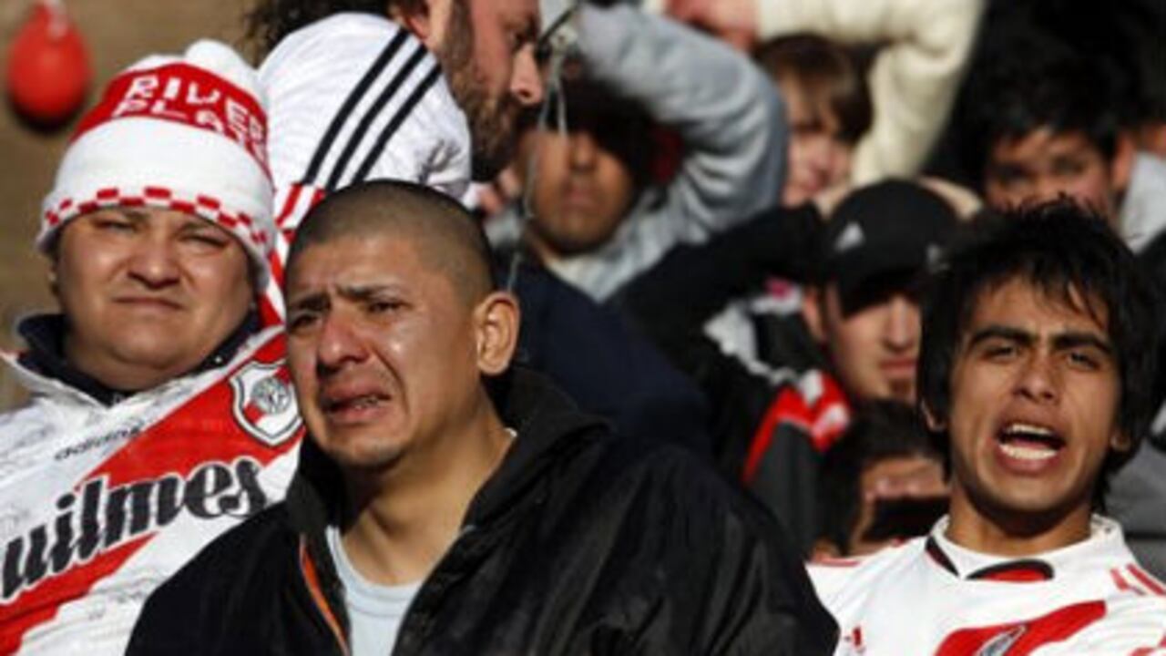Desconsolados, hinchas de River Plate ven como su equipo emapata a un gol con Belgrano y se va para el descenso.