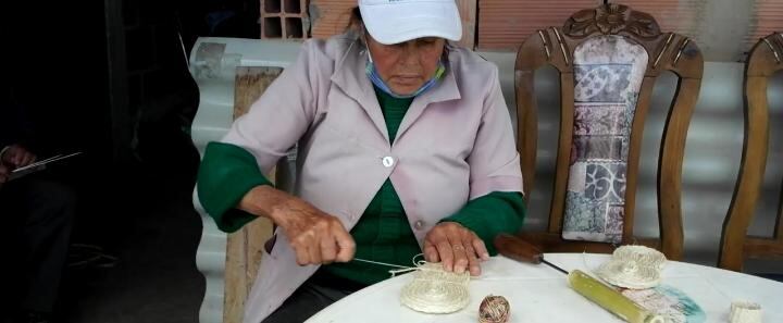 Gracias al trabajo con la asociación, Carlota García ha aprendido a hacer canastos y mochilas.