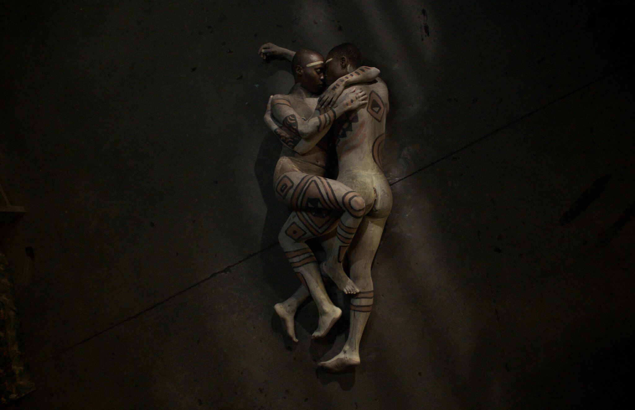 'Omen', ganadora de Un Certain Regard en el Festival de Cannes. Un viaje de magia y secretos, del Congo a Bélgica, de la mano del multitalentoso artista BALOJI. Con el apoyo de la Embajada de Bélgica.