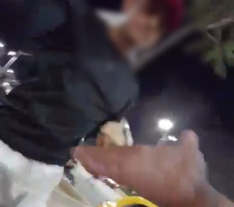 Alias Pikachu entregando las drogas comestibles.