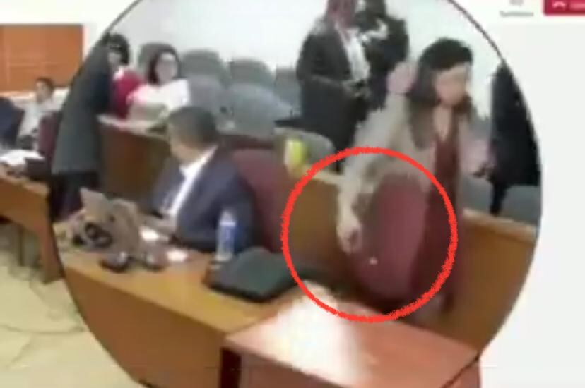 Los usuarios de redes sociales lograron captar extraños momentos en el juicio contra el expresidente Álvaro Uribe.