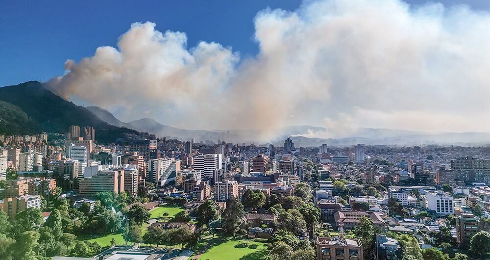 Nubes de humo cubrieron el soleado cielo azul que se ha registrado en estos días en la capital.