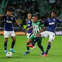 Andrés Sarmiento (izq.), disputa un balón con el jugador Carlos Sarabia, en partido de la fecha cuatro de los cuadrangulares de la Liga Betplay II-2024, entre Nacional y Millonarios.