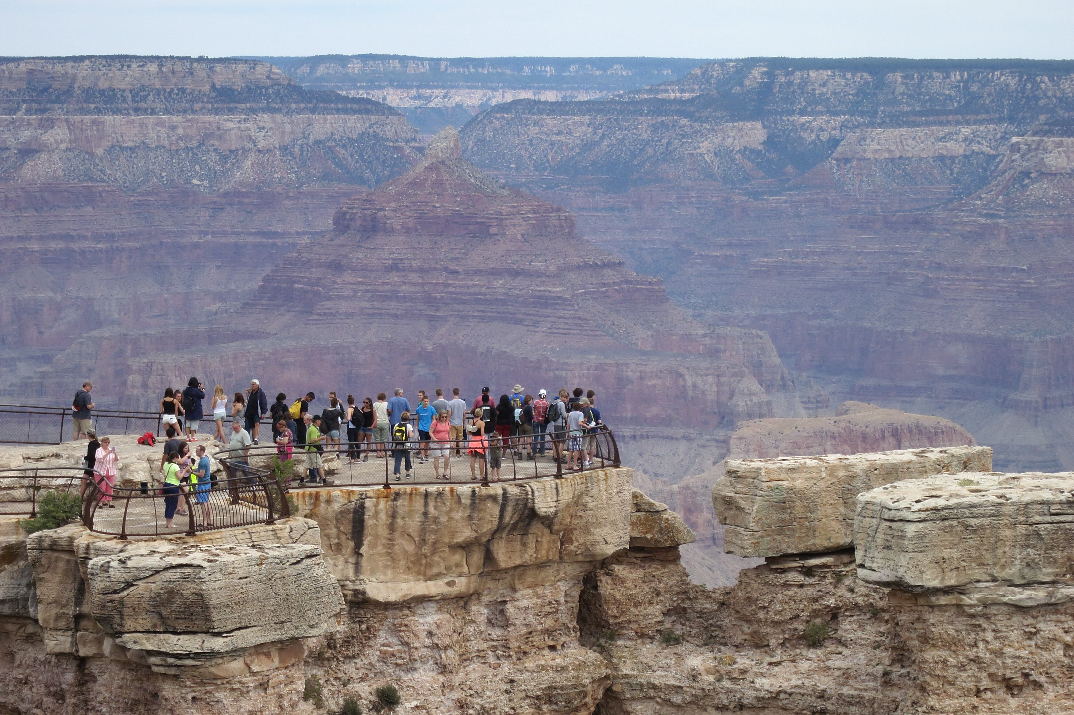 Los visitantes se paran en el borde sur del Gran Cañón en el Parque Nacional del Gran Cañón, Arizona.