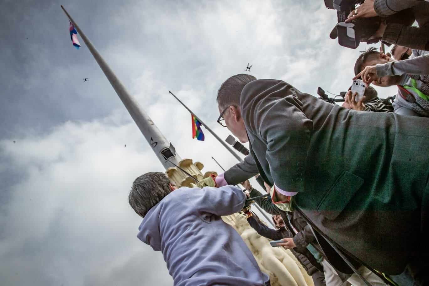Alcaldesa Claudia López izando la bandera LGTBI+