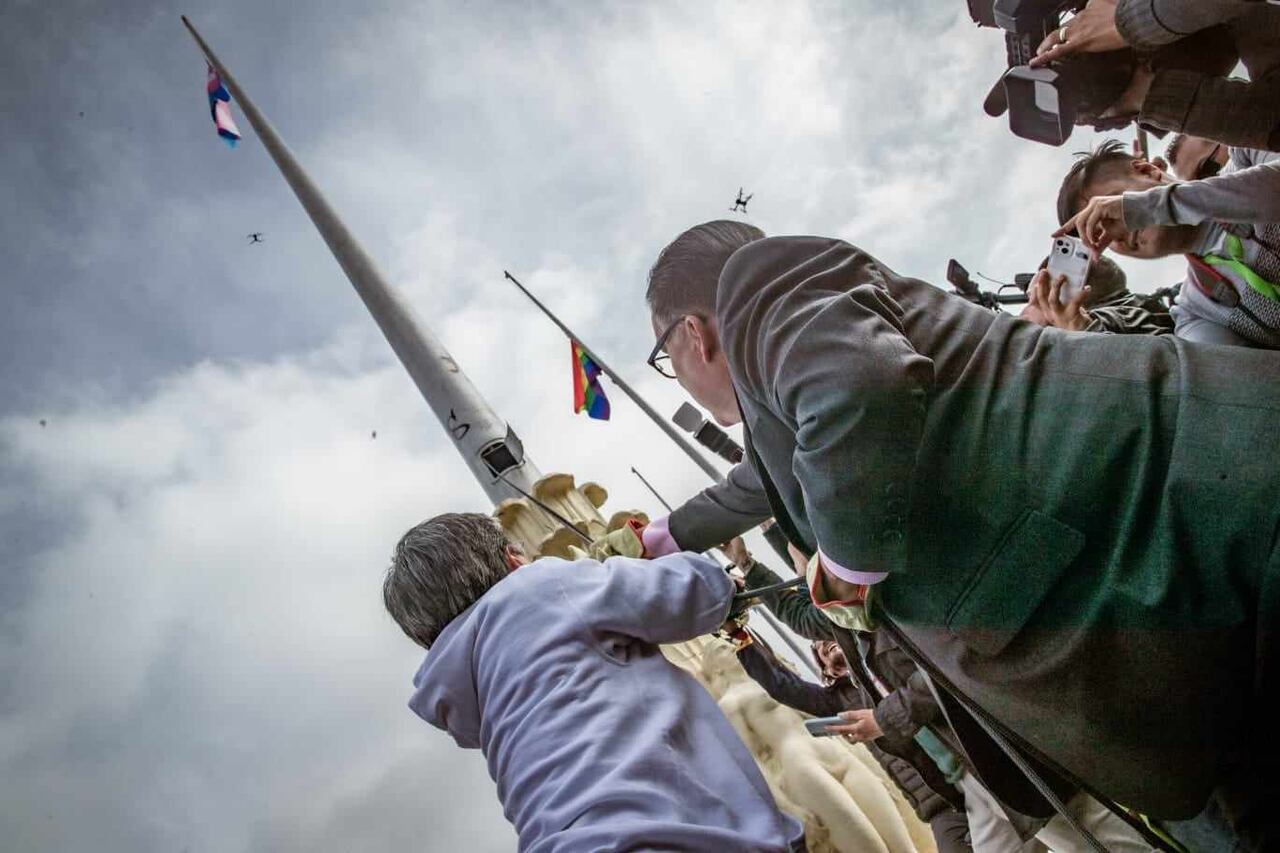 Alcaldesa Claudia López izando la bandera LGTBI+