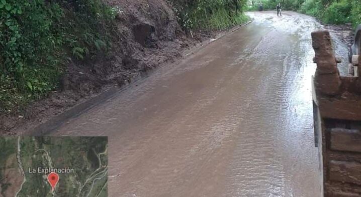 La carretera la pudieron limpiar gracias a un carrotanque del Batallón de Ingenieros Francisco Javier Cisneros