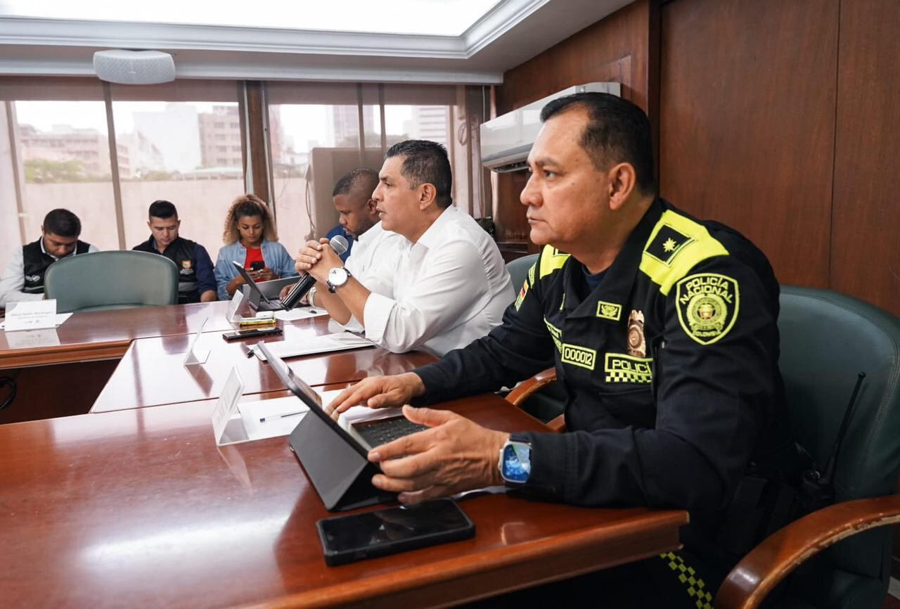 El alcalde Jorge Iván Ospina y el comandante de la Policía José Daniel Gualdrón.