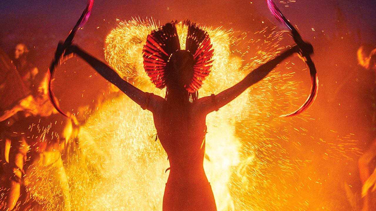 Entre las sombras y las luces se desarrolla esta tercera entrega de James Cameron, que se extiende por tres horas y 18 minutos, en la que explora lugares más densos, pero también eleva belleza y resistencia.