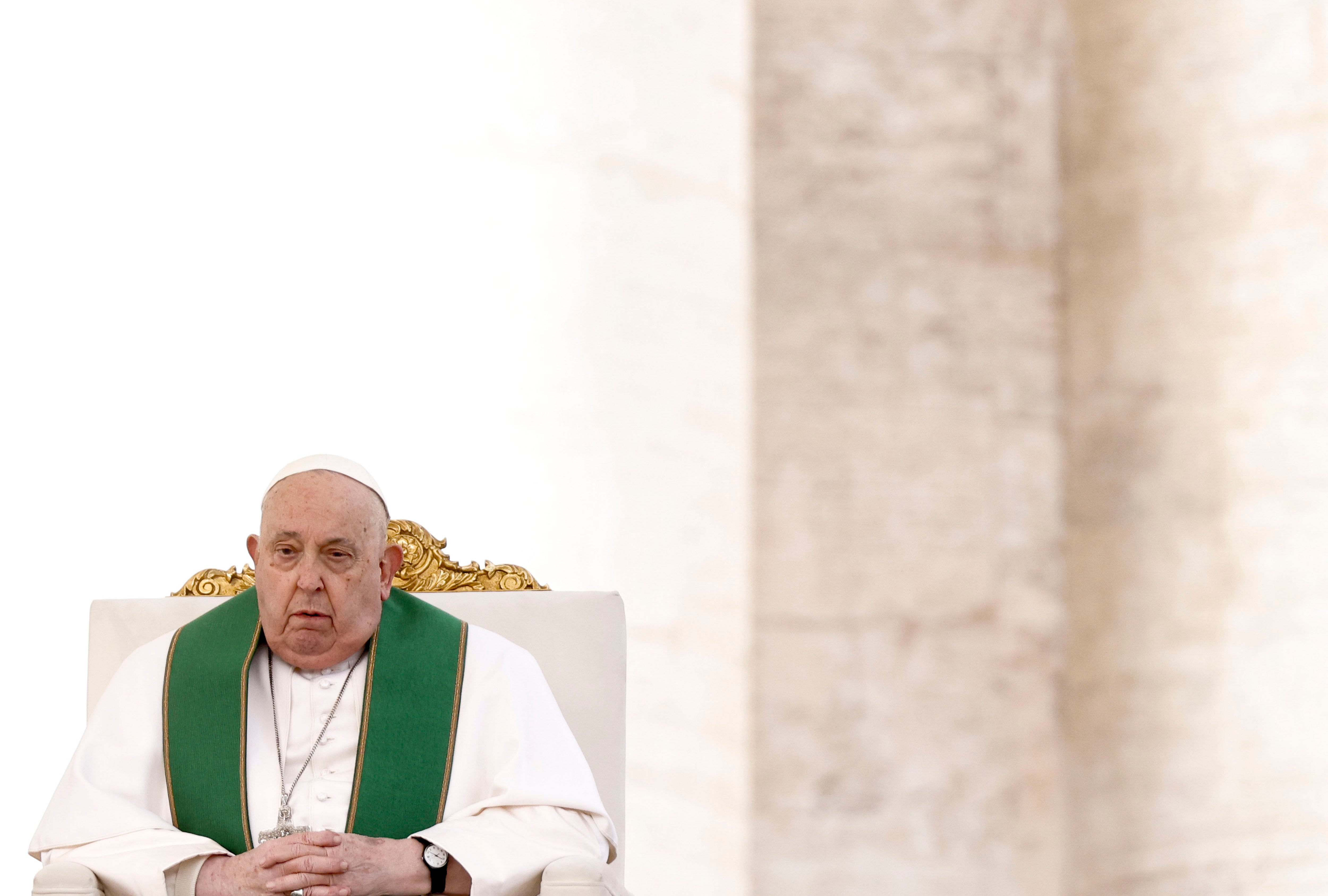 El Papa Francisco dirige una misa con motivo del Jubileo de las fuerzas armadas, la policía y el personal de seguridad en la Plaza de San Pedro en el Vaticano, el 9 de febrero de 2025