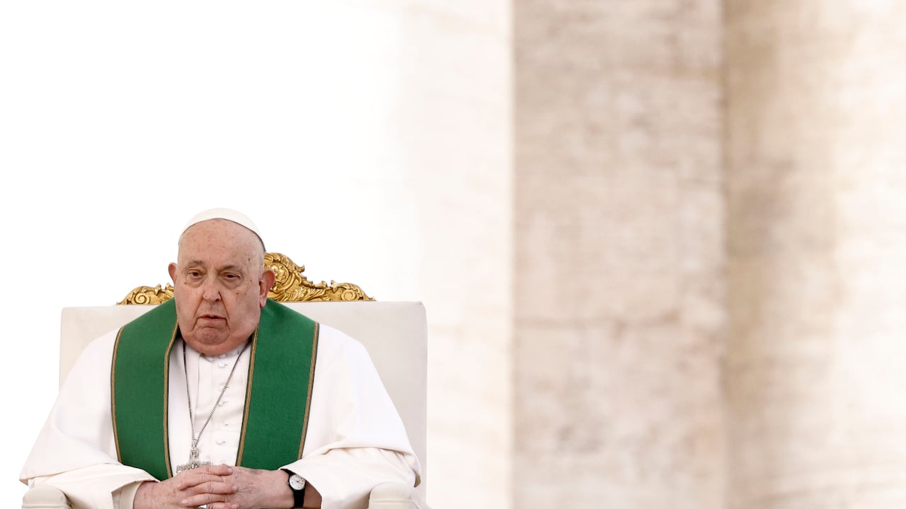 El Papa Francisco dirige una misa con motivo del Jubileo de las fuerzas armadas, la policía y el personal de seguridad en la Plaza de San Pedro en el Vaticano, el 9 de febrero de 2025