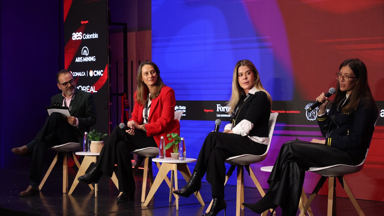 De izquierda a derecha: Carlos Enrique Rodríguez, subdirector general de SEMANA; Patricia Aparicio, gerente de Asuntos Corporativos y Sostenibilidad de AES Colombia; Lina María Ortiz del Río, CEO de Conalca y la Ingeniera Astrid Rubiano Fonseca, Ph. D., vicerrectora de Investigaciones de la Universidad Militar Nueva Granada.