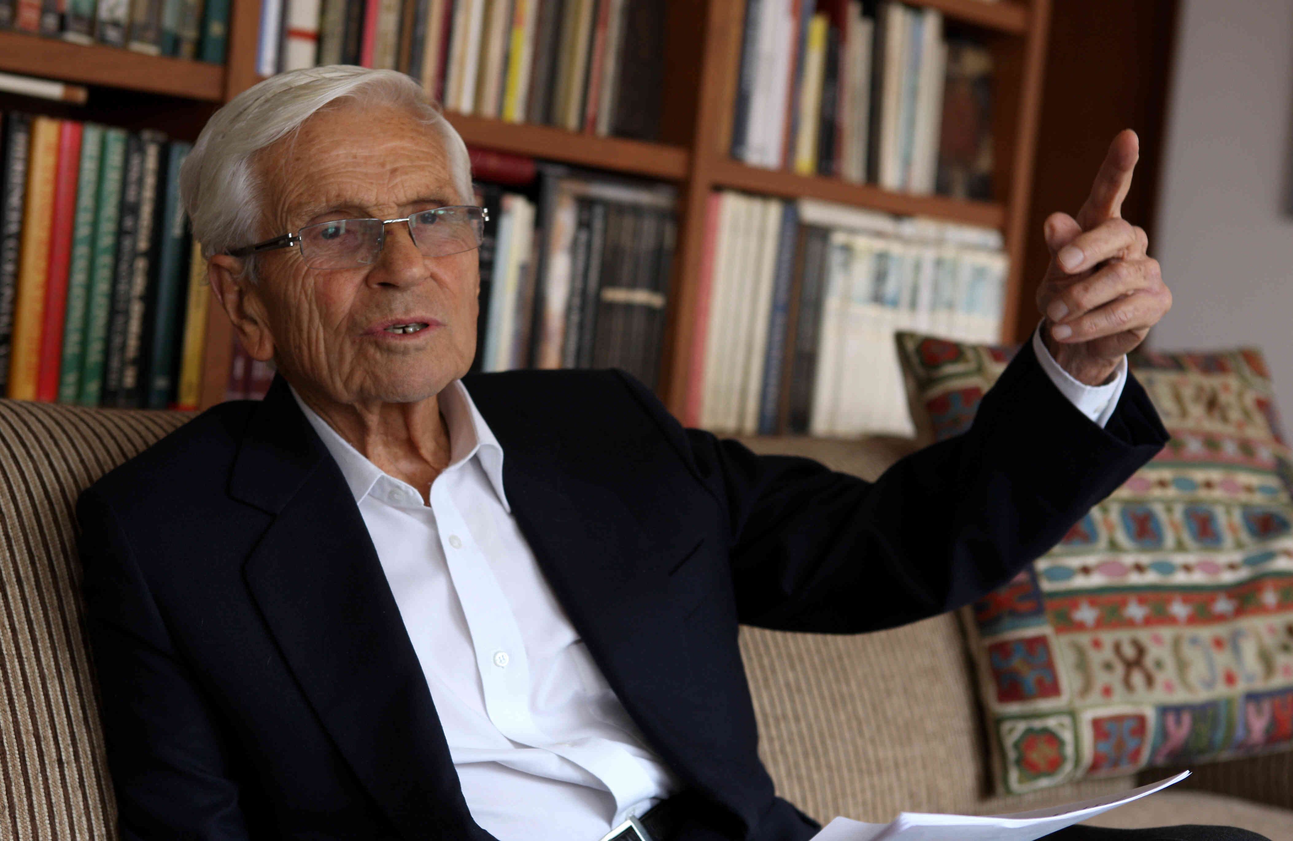 Dicken Castro: Arquitecto y diseñador gráfico colombiano. Diseñador del logo de Colsubsidio, de la moneda de 200 pesos y de la plaza de Paloquemao. (23 de septiembre de 1922 -21 de noviembre de 2016). Foto: Semana.