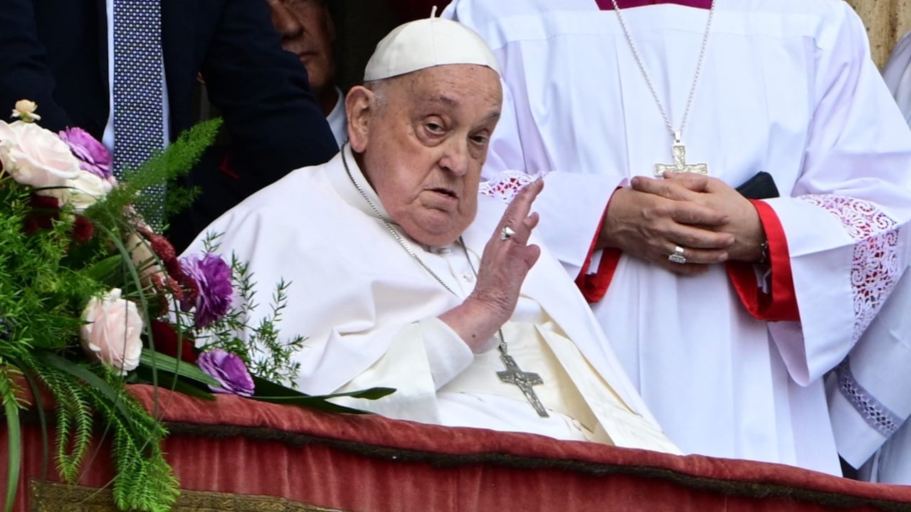 El papa Francisco saluda a la multitud desde el balcón principal de la basílica de San Pedro durante el mensaje Urbi et Orbi y la bendición a la ciudad y al mundo en el marco de las celebraciones de Pascua, en la plaza de San Pedro del Vaticano.
