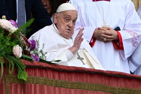 El papa Francisco saluda a la multitud desde el balcón principal de la basílica de San Pedro durante el mensaje Urbi et Orbi y la bendición a la ciudad y al mundo en el marco de las celebraciones de Pascua, en la plaza de San Pedro del Vaticano.