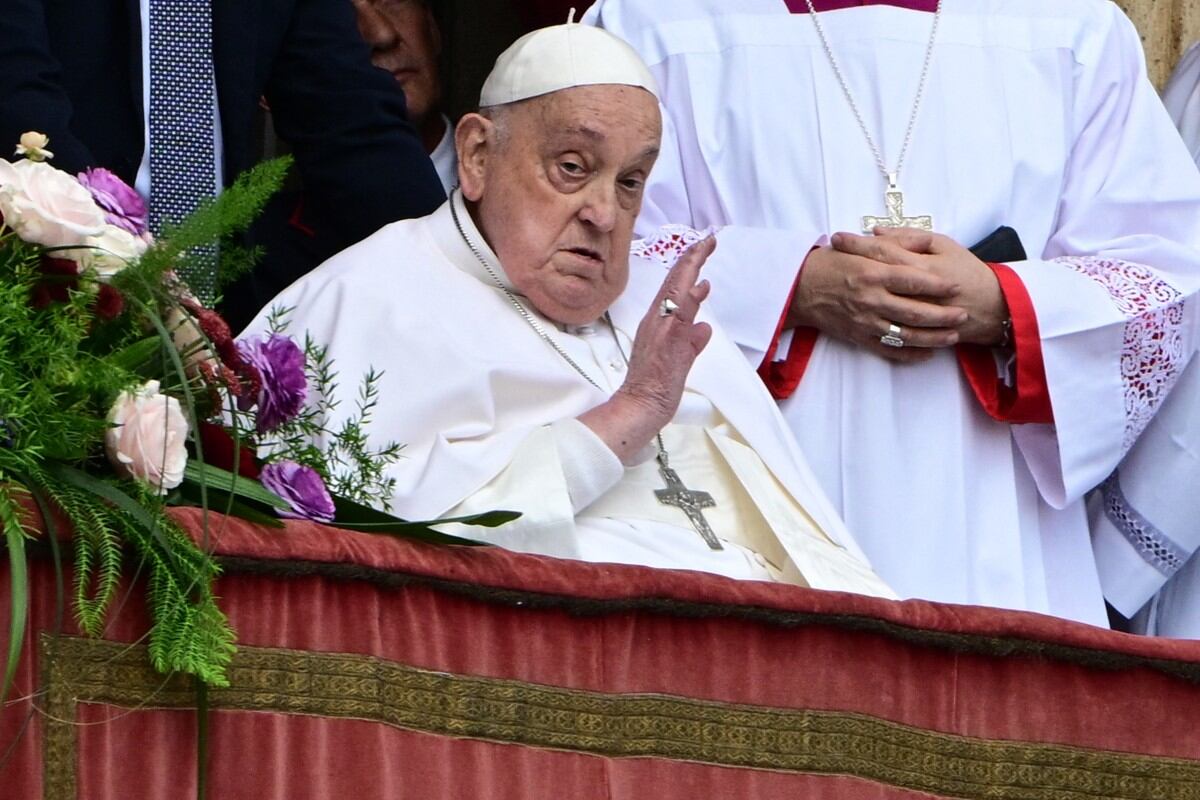 El papa Francisco saluda a la multitud desde el balcón principal de la basílica de San Pedro durante el mensaje Urbi et Orbi y la bendición a la ciudad y al mundo en el marco de las celebraciones de Pascua, en la plaza de San Pedro del Vaticano.