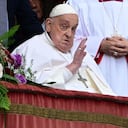 El papa Francisco saluda a la multitud desde el balcón principal de la basílica de San Pedro durante el mensaje Urbi et Orbi y la bendición a la ciudad y al mundo en el marco de las celebraciones de Pascua, en la plaza de San Pedro del Vaticano.