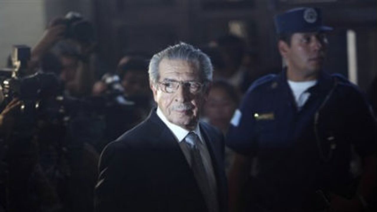 El general retirado cumplirá arresto domiciliario mientras es procesado.