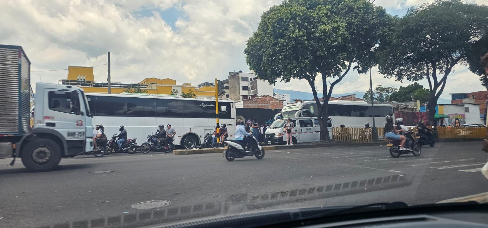 Llegada de buses con personas a evento de Petro en Bucaramanga.