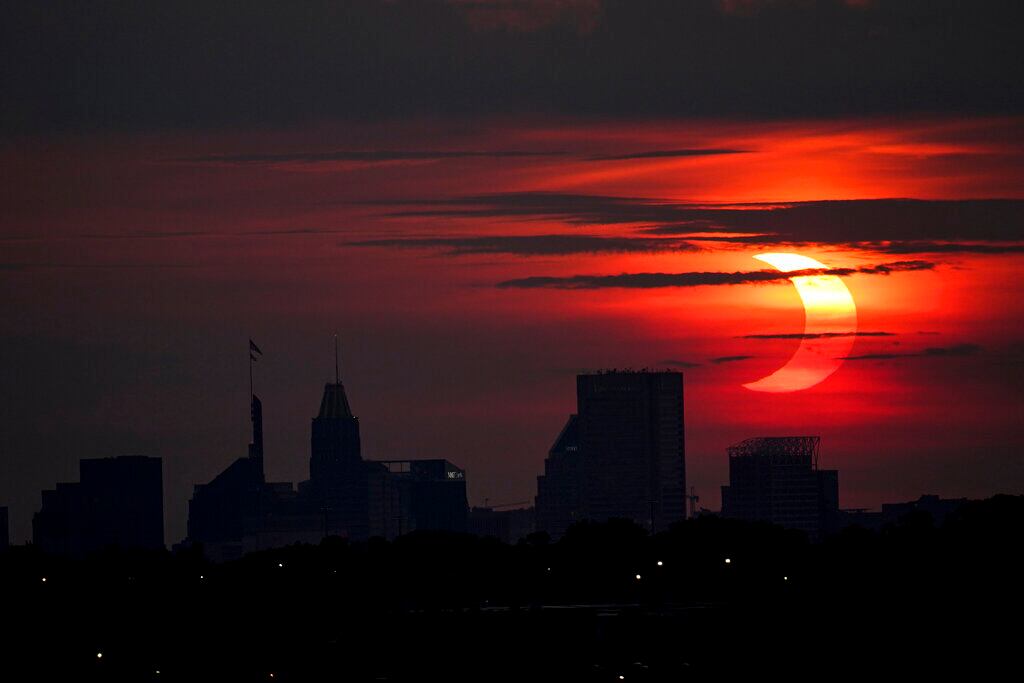 Si el diámetro aparente de la Luna es menor que el del Sol, parte de la corona de fuego permanece visible.