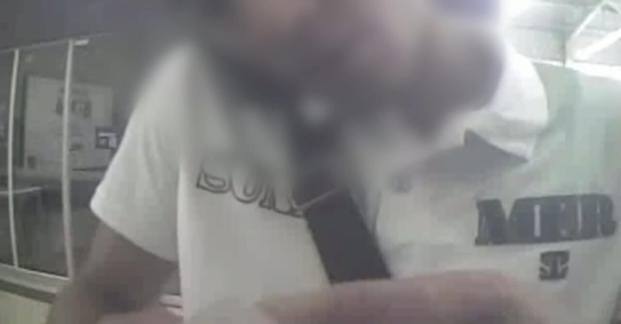 Según la Policía, este sujeto está sacando dinero luego de haberle hecho el cambiazo de la tarjeta de debito a una de sus víctimas.