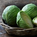 El repollo tiene un alto contenido en vitaminas C y K, ácido fólico, potasio y magnesio.