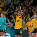 Sam Kerr de Australia aplaude después del partido de fútbol de los octavos de final de la Copa Mundial Femenina entre Australia y Dinamarca en el Estadio Australia en Sydney, Australia, el lunes 7 de agosto de 2023. Australia ganó 2-0. (Foto AP/Mark Baker)