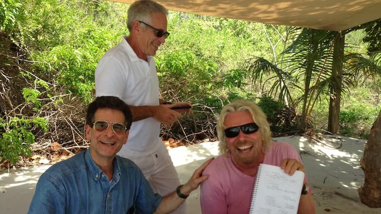 Departamento de Justicia de Estado Unidos revela nuevo lote de documentos del caso de Jeffrey Epstein; salen a la luz más fotos de famosos