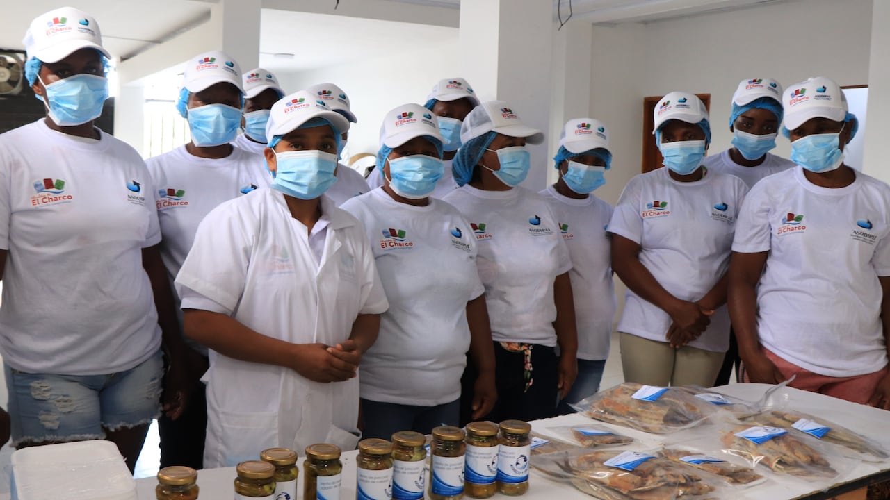 Los 50 beneficiarios recibieron dotación de vestimenta adecuada para el procesamiento de alimentos y maquinaria, utensilios y equipos para crear una línea productiva.