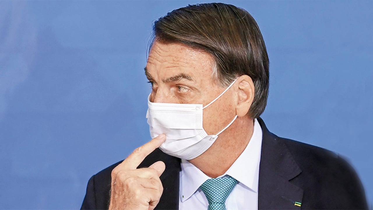 La popularidad de Bolsonaro sigue bajando, por lo que ahora hace cambios en su gabinete. - Foto: AFP