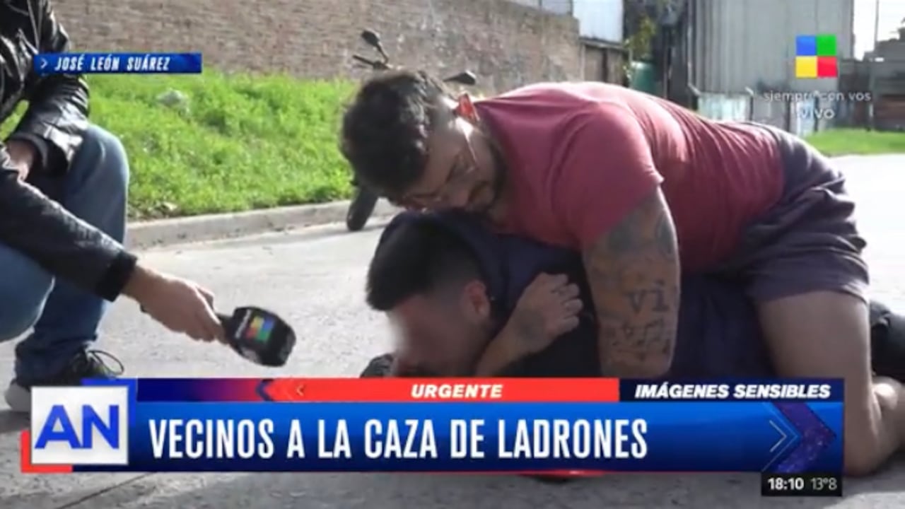 Un periodista que realizaba una transmisión en vivo para un canal en Argentina se encontró con una noticia en pleno desarrollo, cuando un delincuente cometió un robo en el sector.