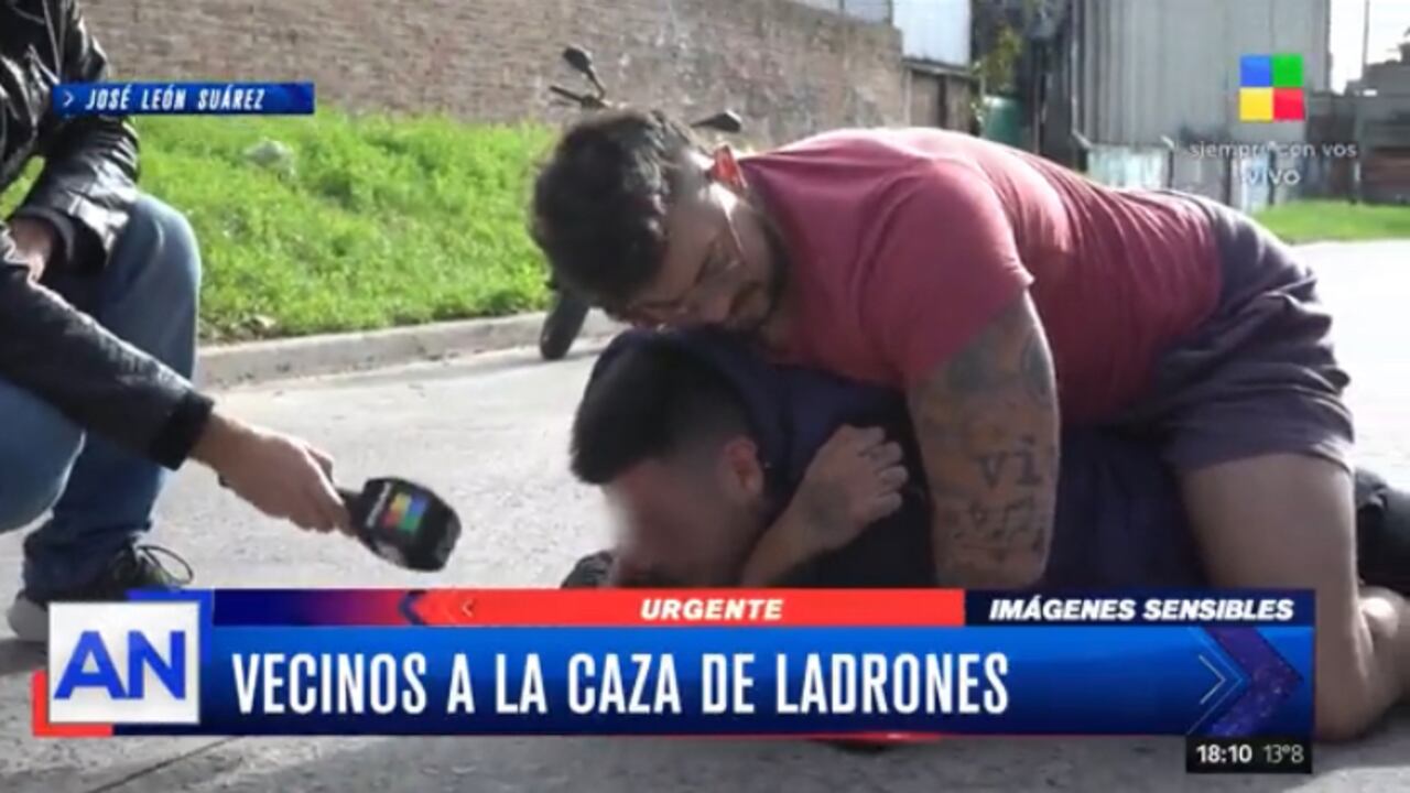Un periodista que realizaba una transmisión en vivo para un canal en Argentina se encontró con una noticia en pleno desarrollo, cuando un delincuente cometió un robo en el sector.