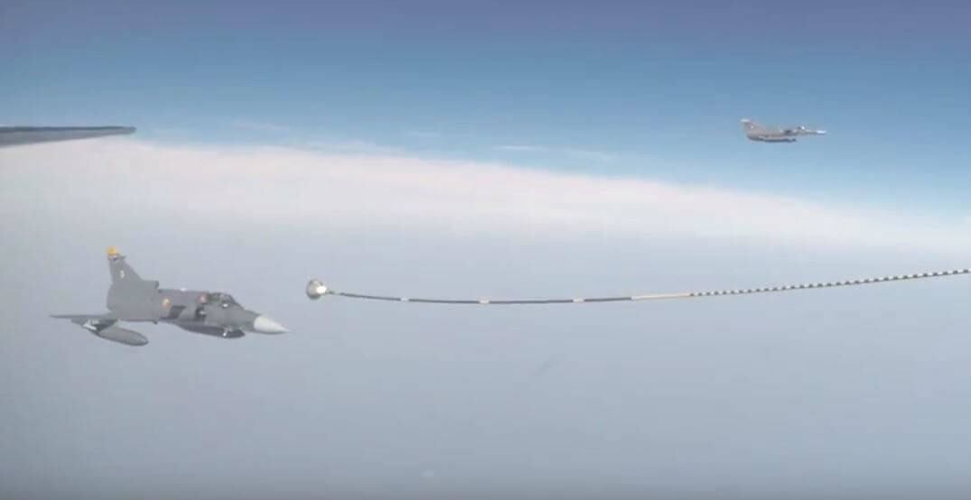 Esta maniobra es la única en el mundo en la que dos naves se tocan físicamente en el aire.