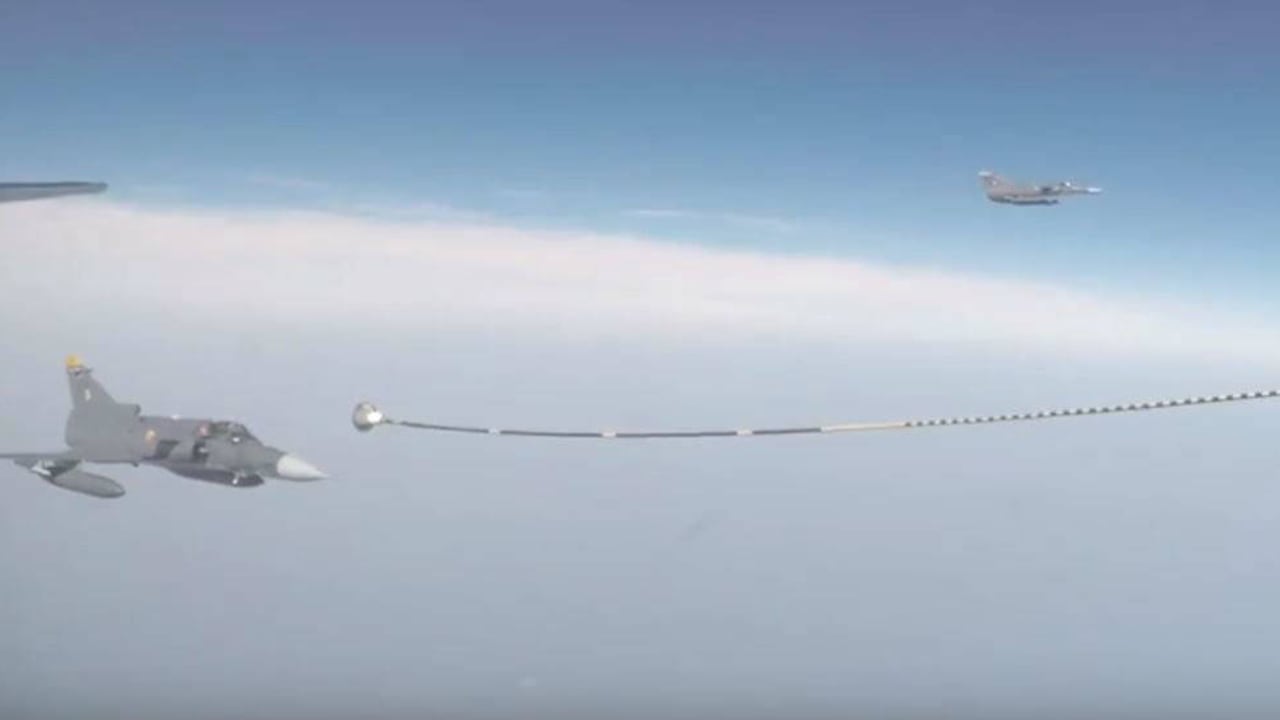 Esta maniobra es la única en el mundo en la que dos naves se tocan físicamente en el aire.