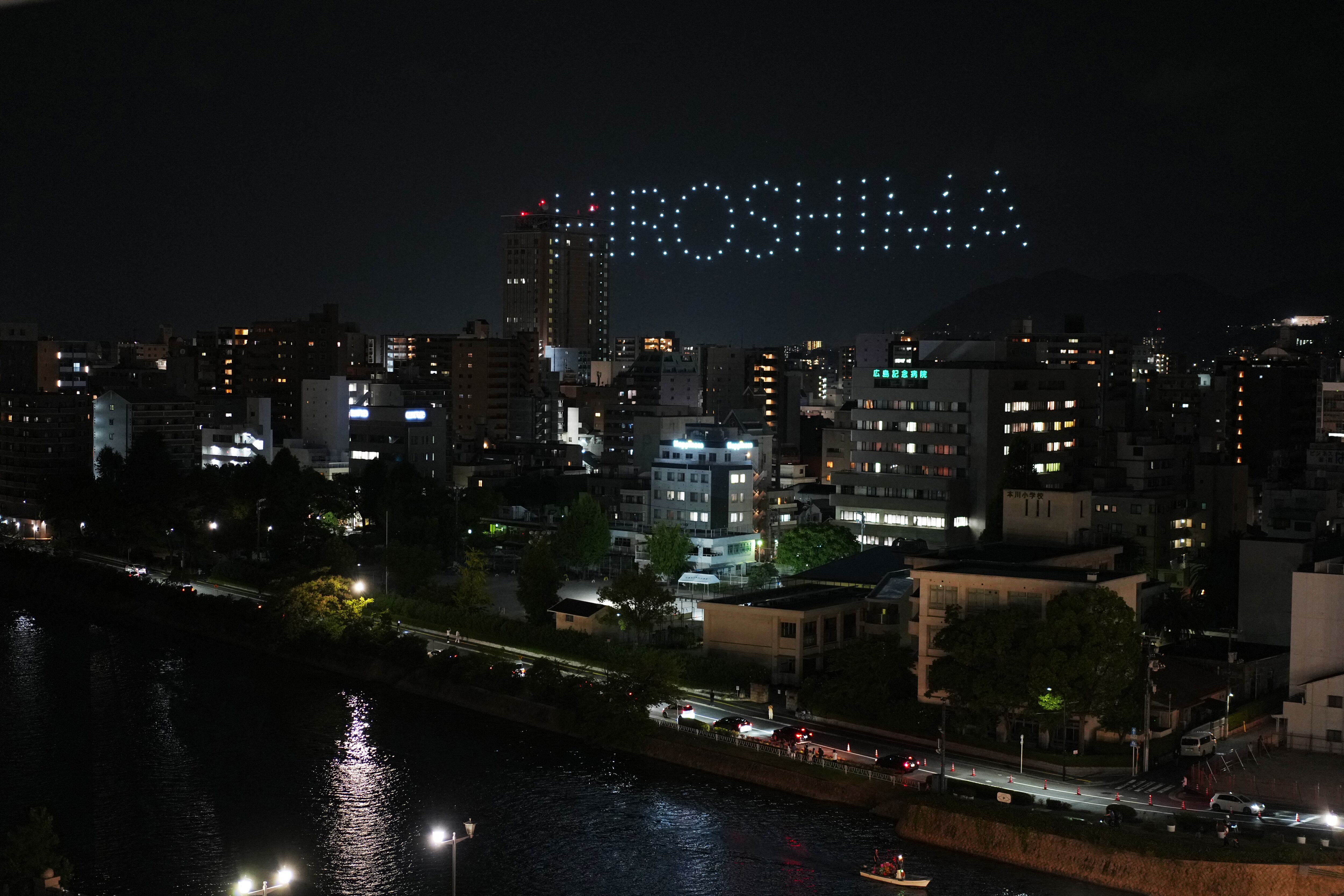 Innumerables drones han formado la Cúpula de la Bomba Atómica, grullas de origami y las palabras "HIROSHIMA" y "Mensaje para la Paz" en el cielo sobre la ciudad de Hiroshima, Prefectura de Hiroshima, el 6 de agosto de 2025, el 80.º aniversario del Bombardeo Atómico de Hiroshima. Decenas de miles de civiles inocentes perdieron la vida el 6 de agosto de 1945. La ciudad estima que a finales de diciembre de 1945, habían muerto aproximadamente 140.000 personas. Un total de 344.306 nombres de personas figuran en la lista de víctimas de la bomba atómica, al 6 de agosto de 2024. ( The Yomiuri Shimbun ) (Foto de Takayuki Hamai / The Yomiuri Shimbun vía AFP)