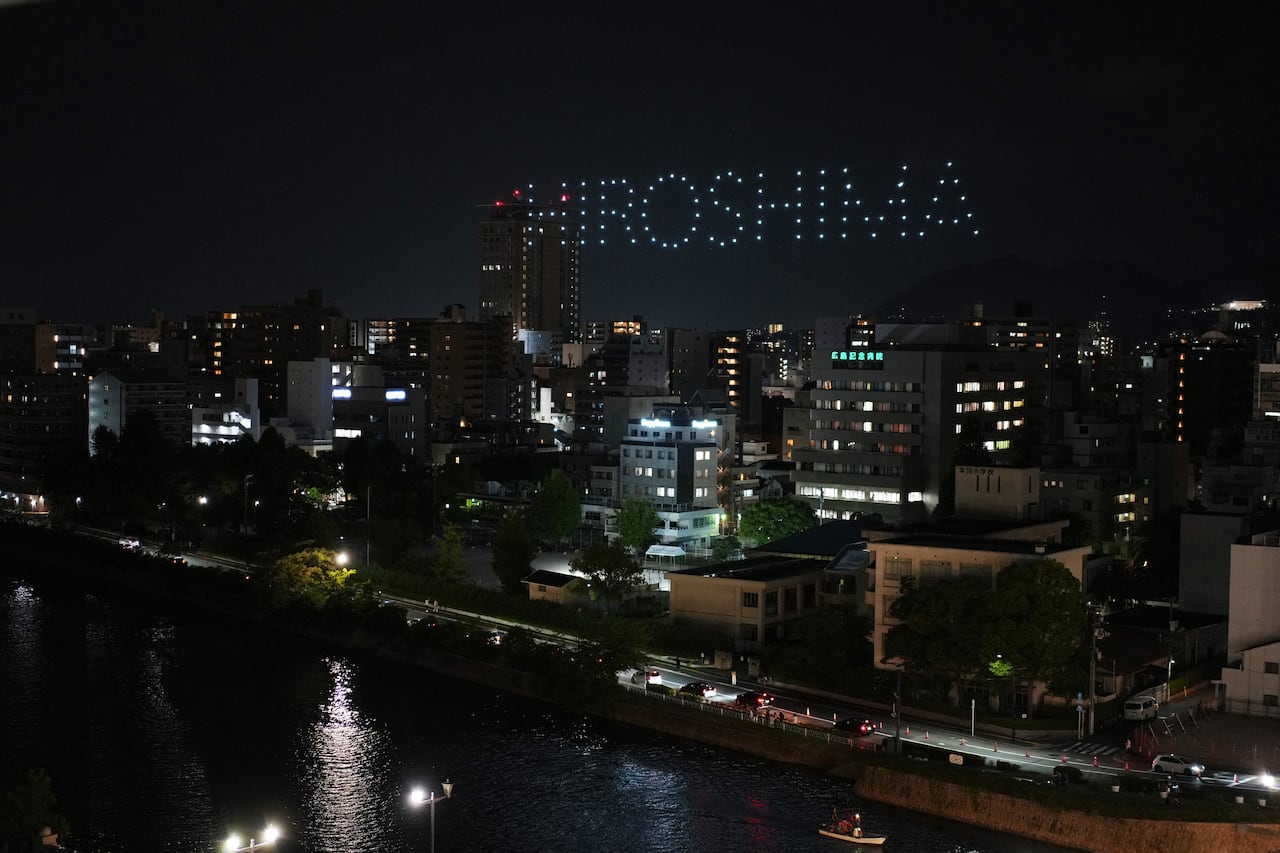 Innumerables drones han formado la Cúpula de la Bomba Atómica, grullas de origami y las palabras "HIROSHIMA" y "Mensaje para la Paz" en el cielo sobre la ciudad de Hiroshima, Prefectura de Hiroshima, el 6 de agosto de 2025, el 80.º aniversario del Bombardeo Atómico de Hiroshima. Decenas de miles de civiles inocentes perdieron la vida el 6 de agosto de 1945. La ciudad estima que a finales de diciembre de 1945, habían muerto aproximadamente 140.000 personas. Un total de 344.306 nombres de personas figuran en la lista de víctimas de la bomba atómica, al 6 de agosto de 2024. ( The Yomiuri Shimbun ) (Foto de Takayuki Hamai / The Yomiuri Shimbun vía AFP)