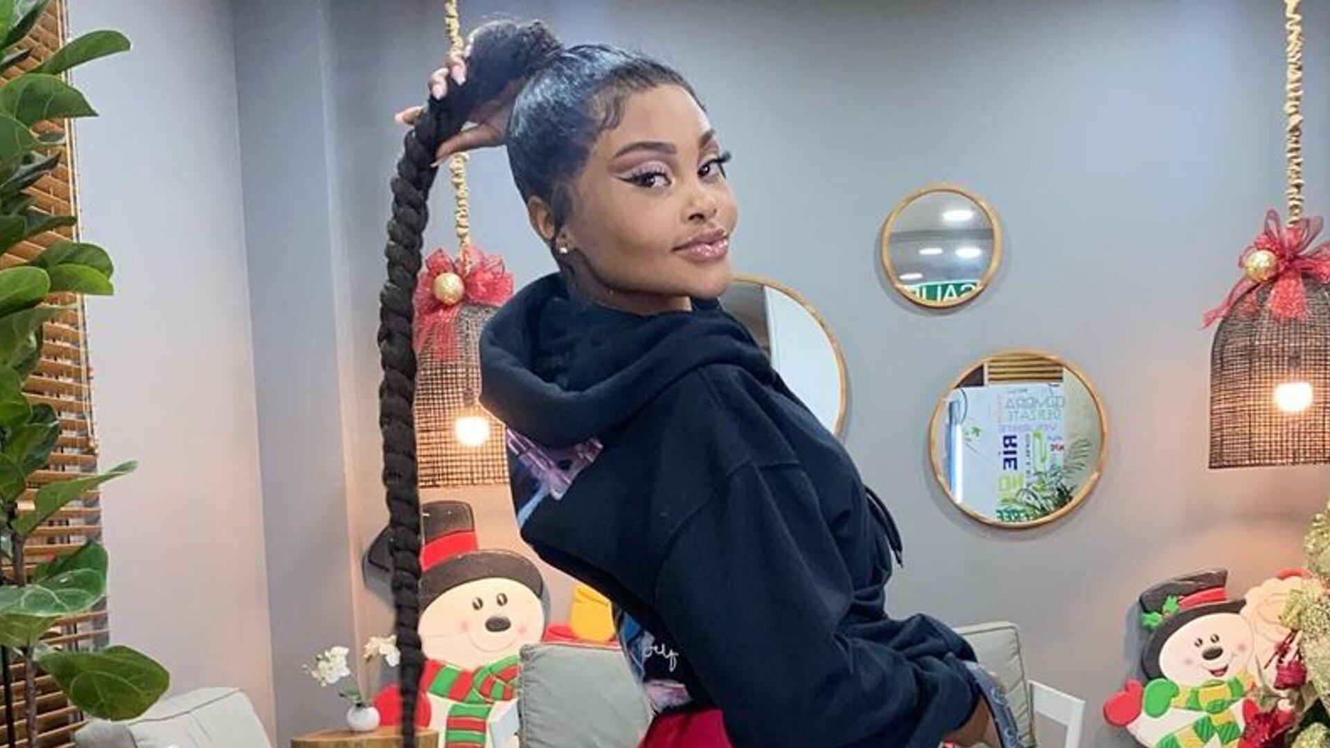 La influencer asegura que su error fue conducir con los vidrios de su carro abajo. Foto: Instagram @lajesuu.