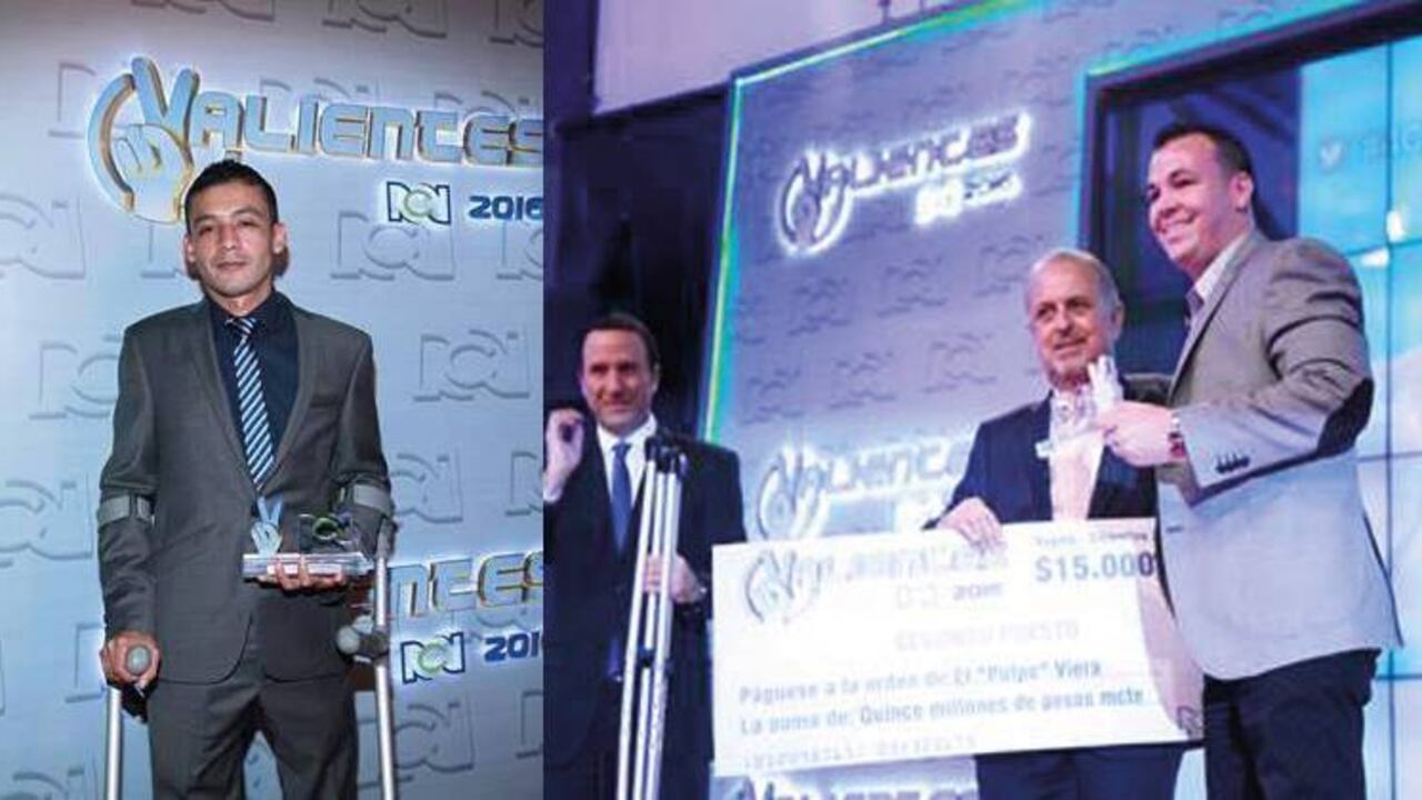 A la ceremonia asistieron periodistas, invitados especiales y los 50 valientes, fue dirigida por Felipe Arias, presentador de '4 Caminos'