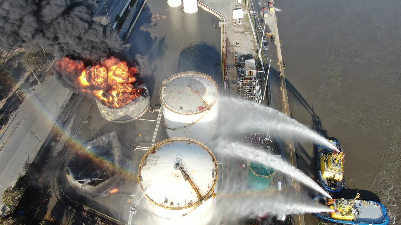 Incendio lleva más de 48 horas en Barranquilla.