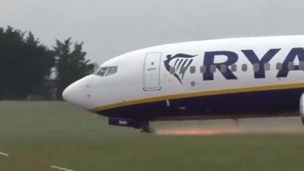 Avión sacó chispas tras tocar tierra en Dublín.