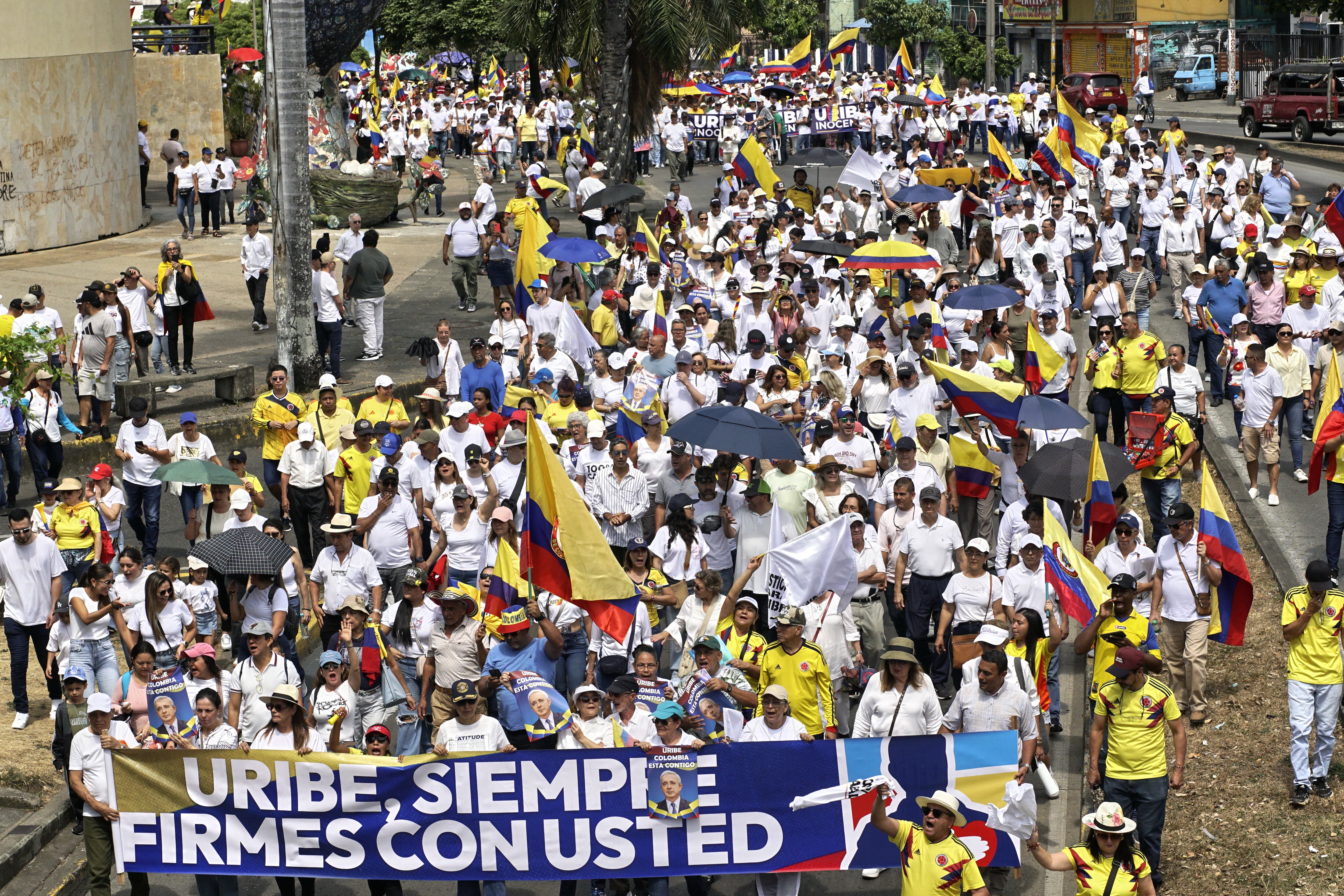 Marchas en apoyo al expresidente Álvaro Uribe en Cali. Foto Jorge Orozco