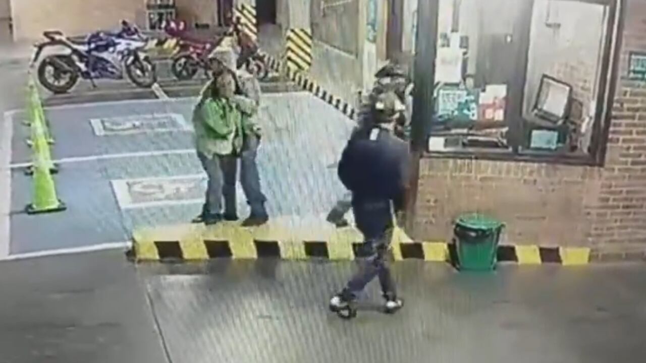 El hecho quedó registrado en cámaras de seguridad del lugar.
