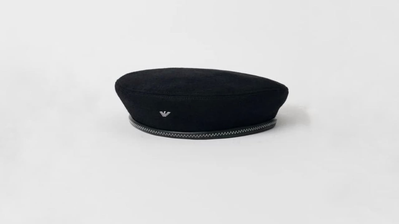 La colaboración entre Our Legacy y Emporio Armani presenta un accesorio que ya es tendencia y tema de debate por su costo.