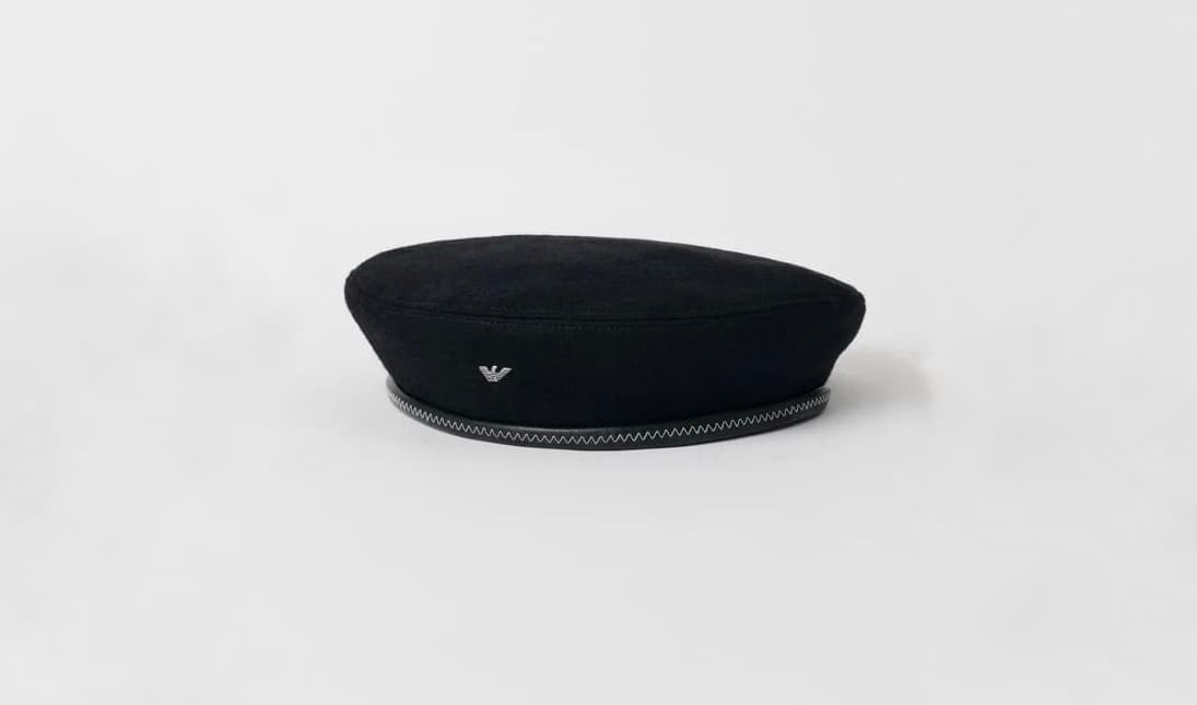 La colaboración entre Our Legacy y Emporio Armani presenta un accesorio que ya es tendencia y tema de debate por su costo.