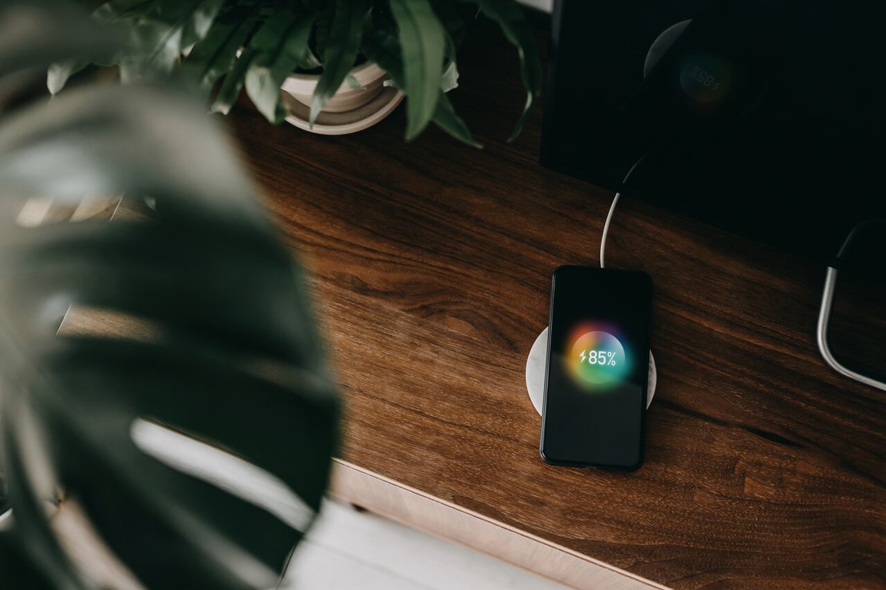 Celular sobre una base de carga inalámbrica