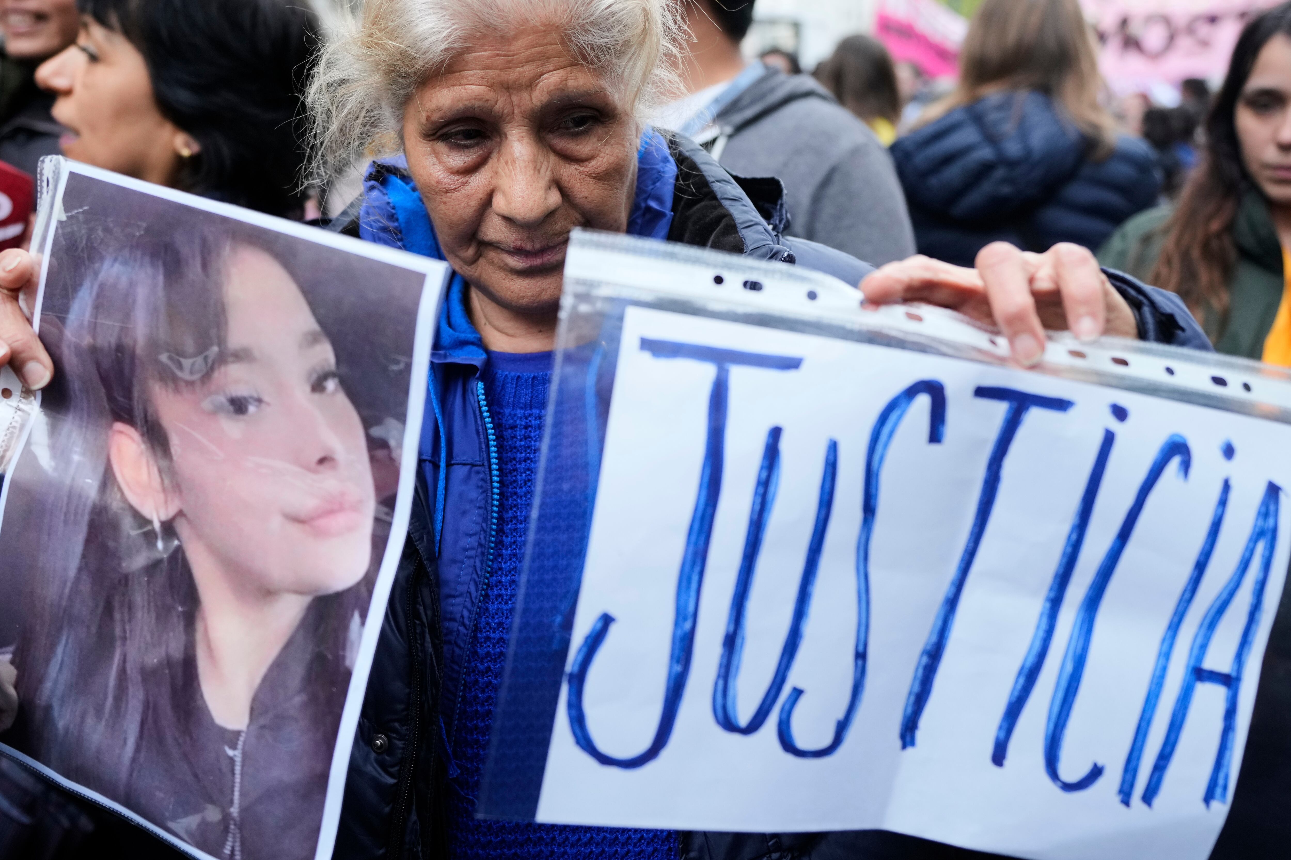Una mujer sostiene una imagen de Lara Gutiérrez mientras familiares y amigos de Brenda del Castillo, Morena Verdi y Gutiérrez se reúnen para protestar por su tortura y asesinato, que las autoridades atribuyen a bandas de narcotraficantes.