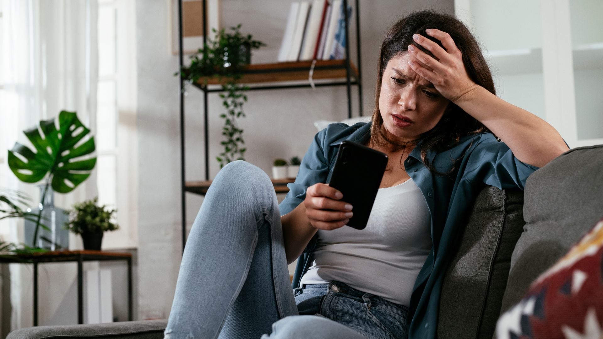 Los ciberdelincuentes espían los celulares porque concentran una enorme cantidad de información valiosa.