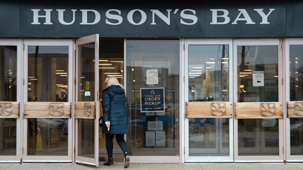 Hudson's Bay Co. ULC puede comenzar a liquidar todas sus tiendas menos seis el lunes, decidió un tribunal de Ontario el viernes, poniendo fin a una era de dominio de los grandes almacenes para la empresa más antigua de Canadá.