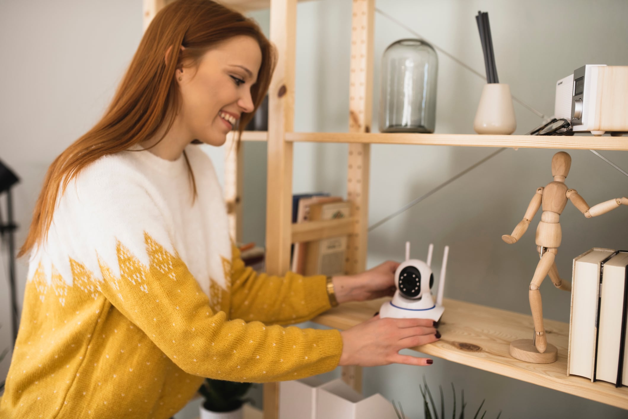 Las cámaras de seguridad inteligentes ayudan a vigilar una casa desde el celular.